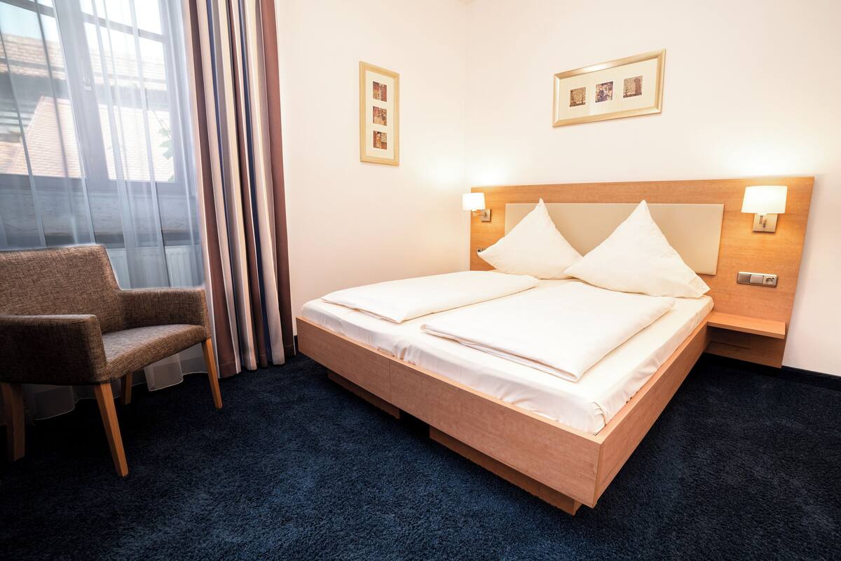 Premium bedding, in-room safe, blackout curtains