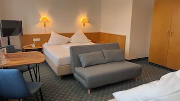 Habitación triple | Ropa de cama de alta calidad, caja fuerte, cortinas opacas