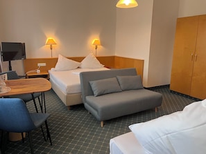 Triple Room | Premium bedding, in-room safe, blackout curtains, iron/ironing board - AKZENT Hotel Schranne (Rothenburg ob der Tauber)