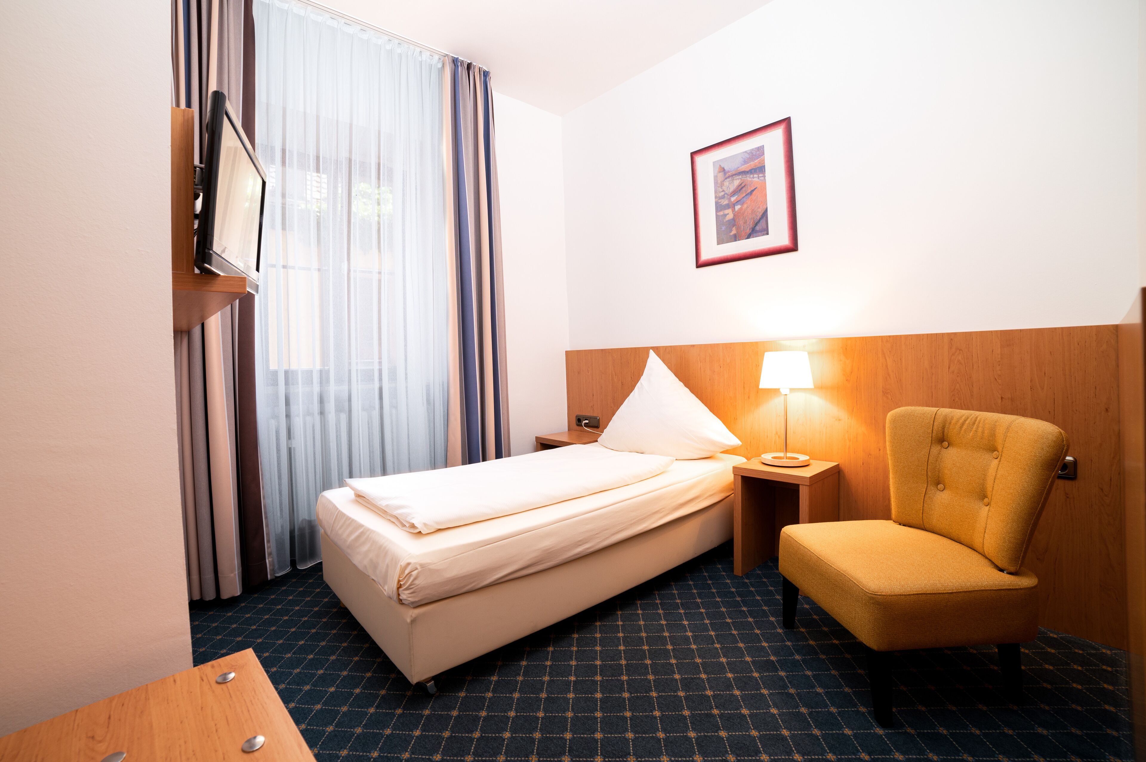 Premium bedding, in-room safe, blackout drapes, iron/ironing board