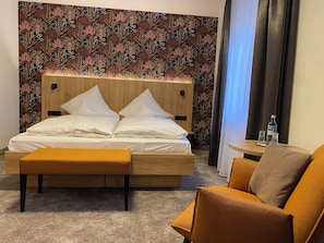 Chambre supérieure double ou avec lits jumeaux | Literie de qualité, coffre-fort, rideaux d’obscurcissement