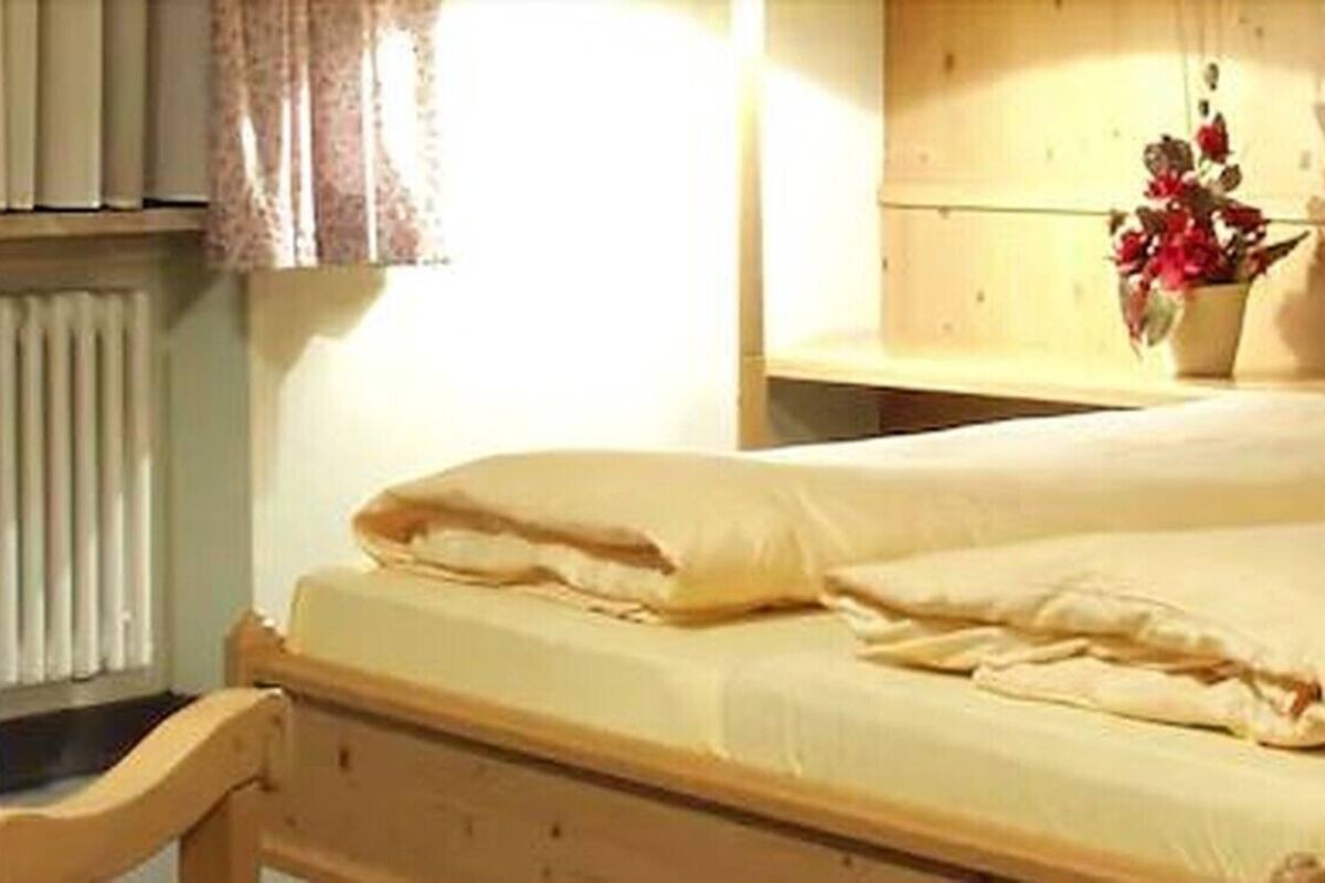 ملاءات للفراش لا تسبب الحساسية وخزنة داخل الغرفة ومكتب وأسرّة قابلة للطي