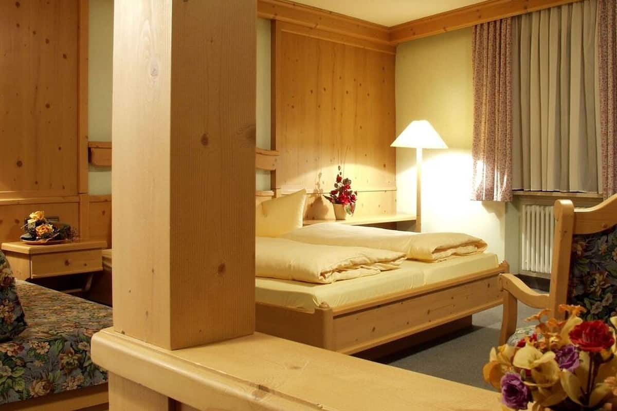 Comfort Double or Twin Room, 1 Bedroom | Hypo-allergenic bedding, in-room safe, desk, rollaway beds