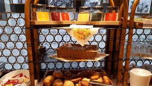Montaje de bufé con diferentes opciones de comida, incluyendo panadería y una estación de café.