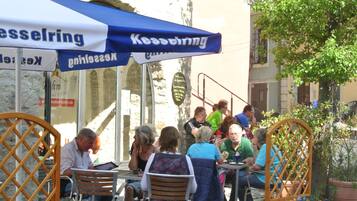 Breakfast, lunch, dinner served; German cuisine