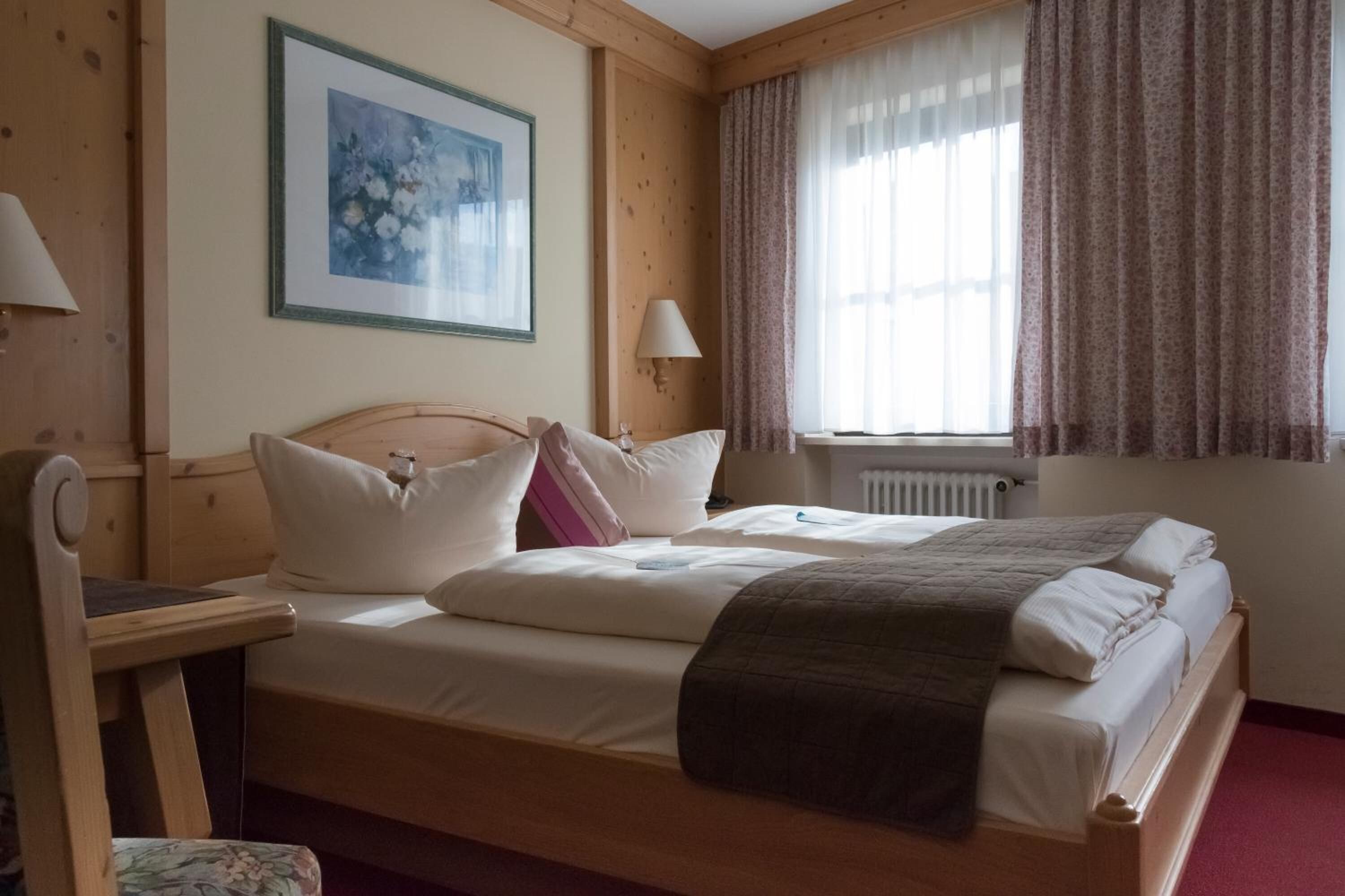 防敏寢具、房內夾萬、書桌、摺床/加床 (收費)