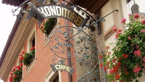 Un edificio con un letrero de hierro forjado que dice "Honditorei" y "CAFE KEHÖ".