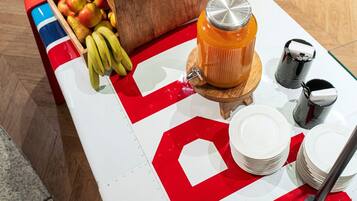 Mesa de desayuno buffet con diversos alimentos y acompañamientos.