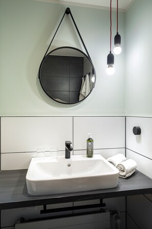 Ducha, artículos de higiene personal ecológicos y secador de pelo