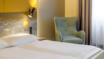 Hypo-allergenic bedding, in-room safe, desk, blackout curtains