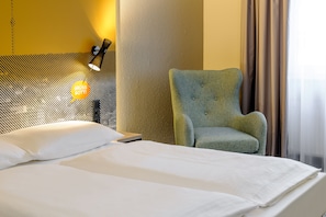 Hypo-allergenic bedding, in-room safe, desk, blackout drapes