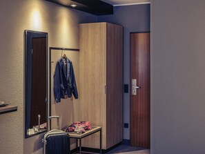 Ropa de cama hipoalergénica y caja de seguridad en la habitación 