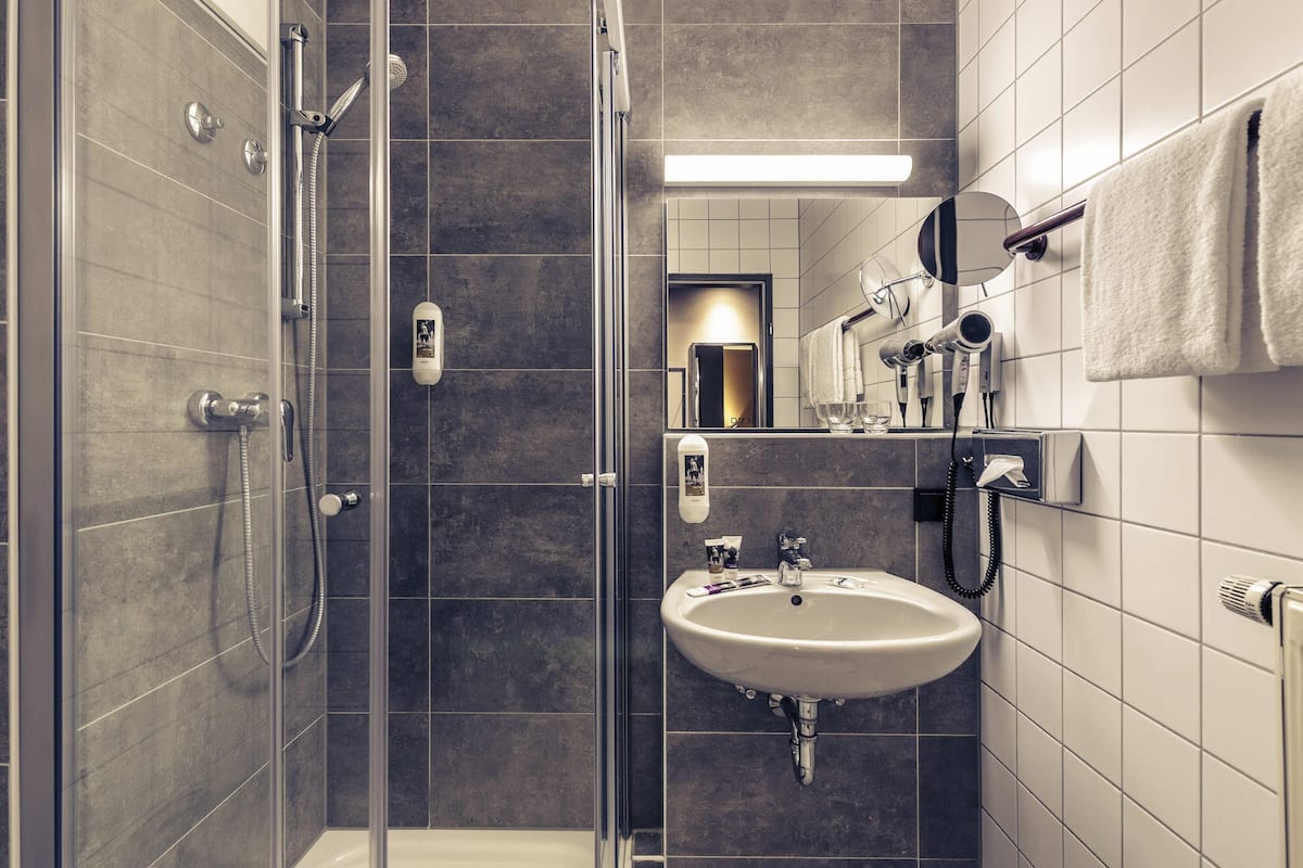 Allergitestet sengetøy, safe på rommet, skrivebord og blendingsgardiner