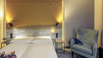 Hypo-allergenic bedding, in-room safe, desk, blackout curtains