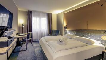 Privilege, Room, 1 Queen Bed | Hypo-allergenic bedding, in-room safe, desk, blackout drapes