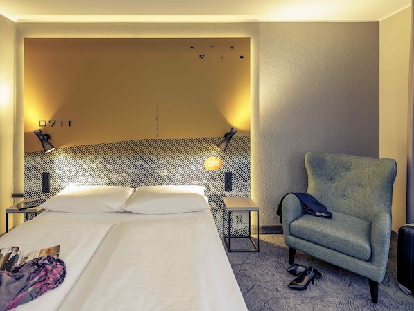 Hypo-allergenic bedding, in-room safe, desk, blackout drapes