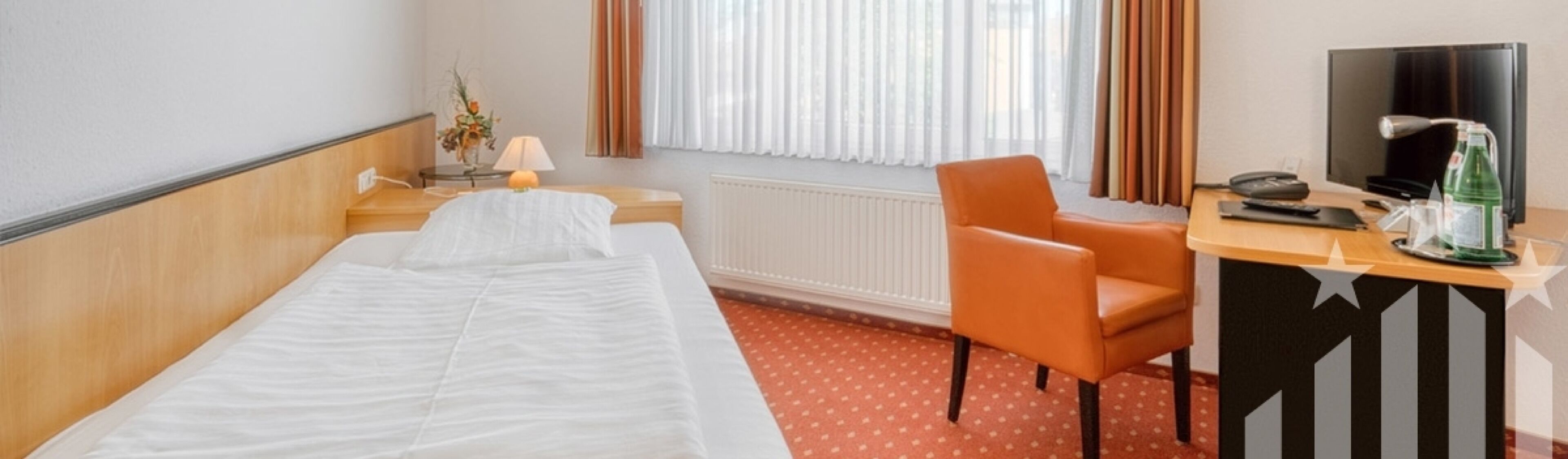 single room, 1 single bed | in-room safe, desk, iron/ironing board, free wifi