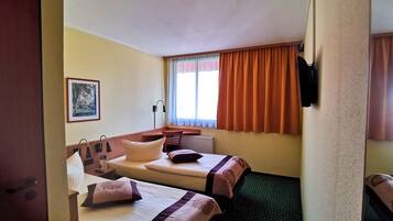 Chambre Double ou avec lits jumeaux | Coffres-forts dans les chambres, bureau, Wi-Fi gratuit, draps fournis