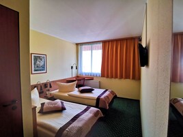 Habitación con 1 cama doble o 2 individuales | Caja fuerte, escritorio, wifi gratis y ropa de cama