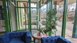 A room with two blue sofas, a small round table, and a potted plant. - ACRON Hotel Quedlinburg (Quedlinburg)
