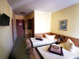 Habitación con 1 cama doble o 2 individuales | Caja fuerte, escritorio, wifi gratis y ropa de cama