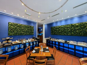 每日供應吃到飽早餐 (每人 EUR14)