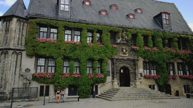 A historic building with a stone facade, multiple windows, and a central entrance with steps. - ACRON Hotel Quedlinburg (Quedlinburg)