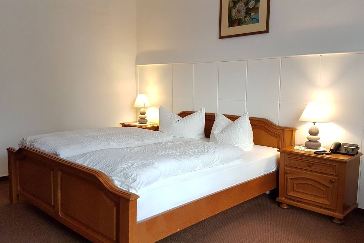 double room, 1 queen bed, non smoking, mountain view | hypo-allergenic bedding, minibar, in-room safe, individually furnished