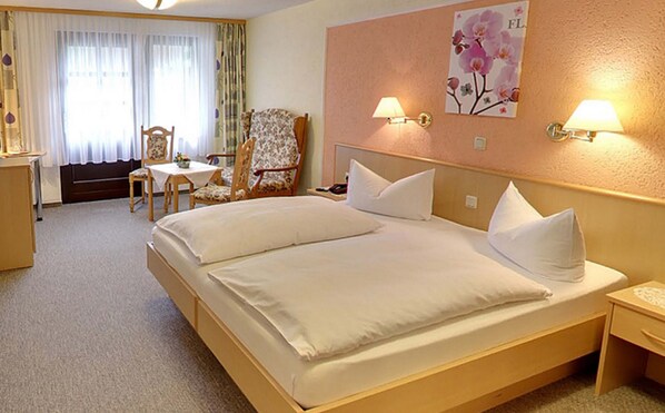 Double Room, 1 Queen Bed, Non Smoking, Mountain View