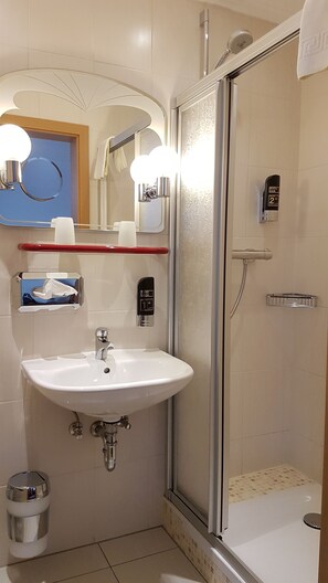 Rainfall showerhead, hair dryer, towels - Hotel Zum Bürgergarten (Südharz)