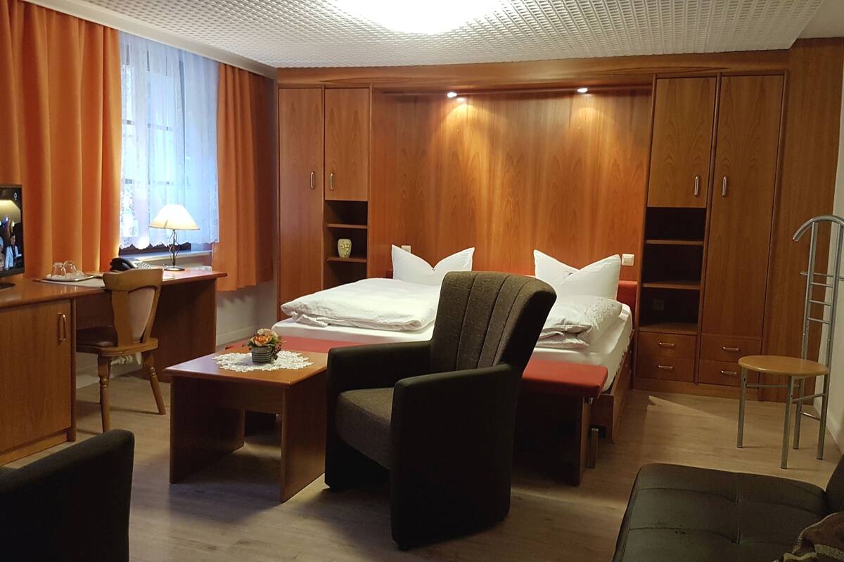 double room, 1 queen bed, non smoking, mountain view | hypo-allergenic bedding, minibar, in-room safe, individually furnished