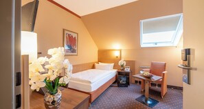 Business Room, 1 Twin Bed | Hypo-allergenic bedding, in-room safe, desk, laptop workspace