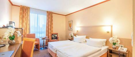 Roupas de cama antialérgicas, cofres nos quartos, escrivaninha