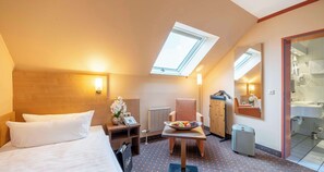 Business Room, 1 Twin Bed | 1 bedroom, hypo-allergenic bedding, in-room safe, desk