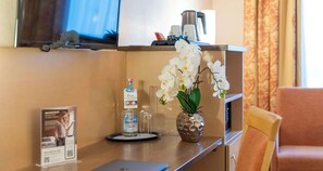 Literie hypoallergénique, coffres-forts dans les chambres, bureau