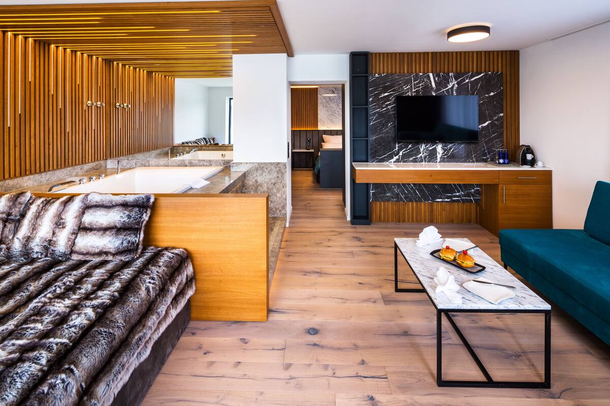 suite, bathtub | living area | 32-inch flat-screen tv with cable channels, tv