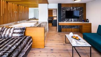 Suite, Badewanne | Wohnbereich | 32-Zoll-Flachbildfernseher mit Kabelempfang, Fernseher