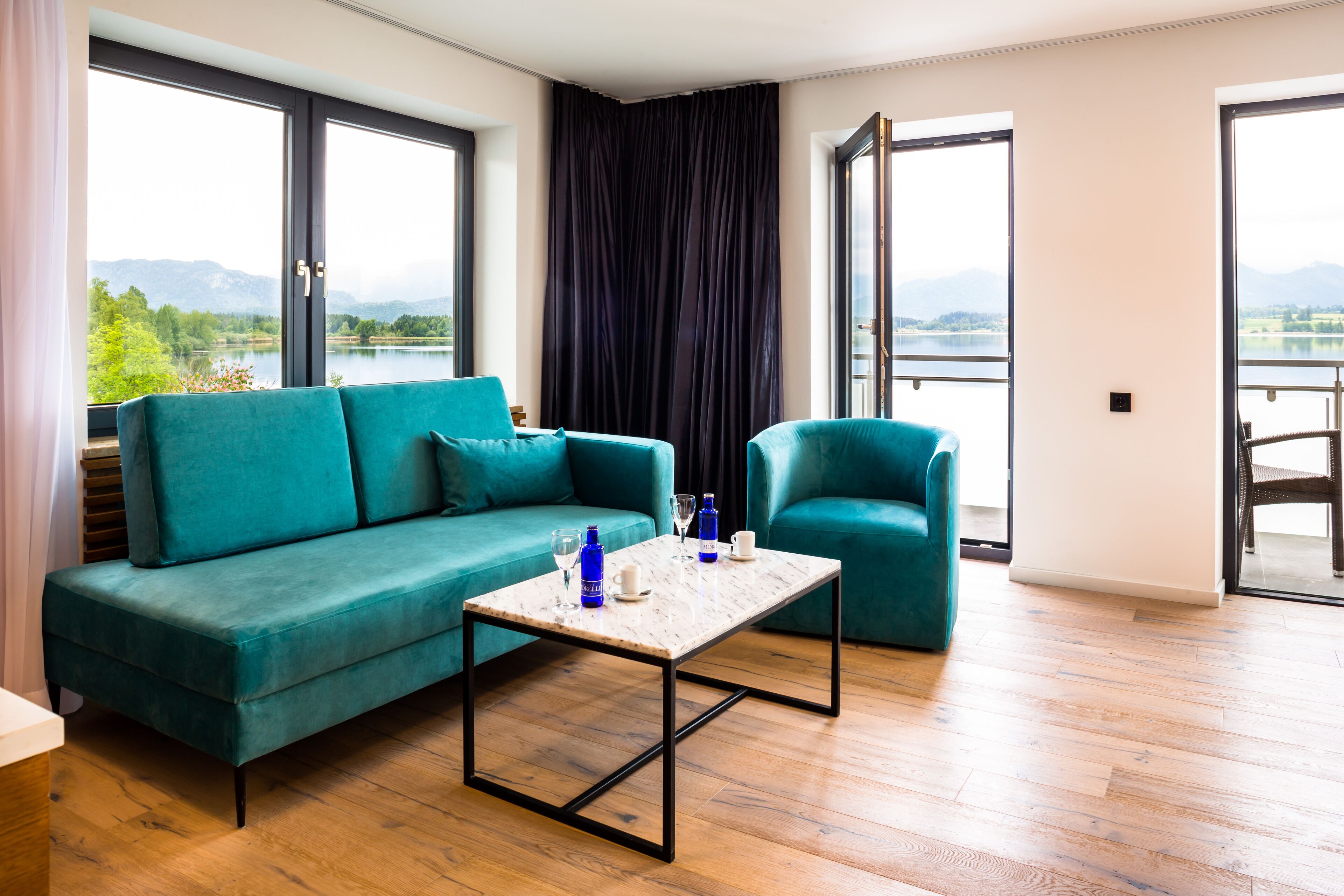 suite, bathtub | living area | 32-inch flat-screen tv with cable channels, tv