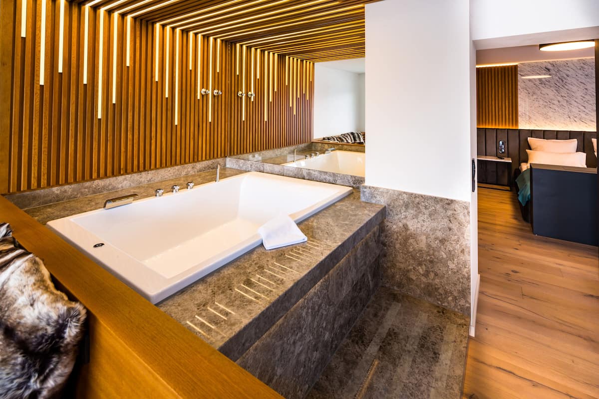 suite, bathtub | living area | 32-inch flat-screen tv with cable channels, tv