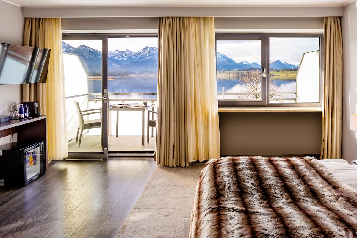 deluxe double room, lake view (20m²) | 1 bedroom, in-room safe, desk, free wifi