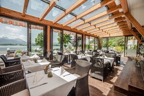 2 restaurants, serveren ontbijt, lunch, diner, internationale gerechten