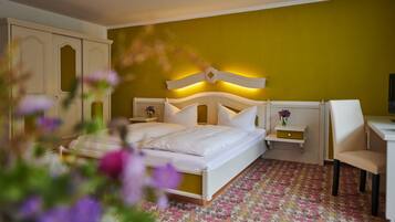 Comfort Double Room | Minibar, in-room safe, desk, blackout drapes