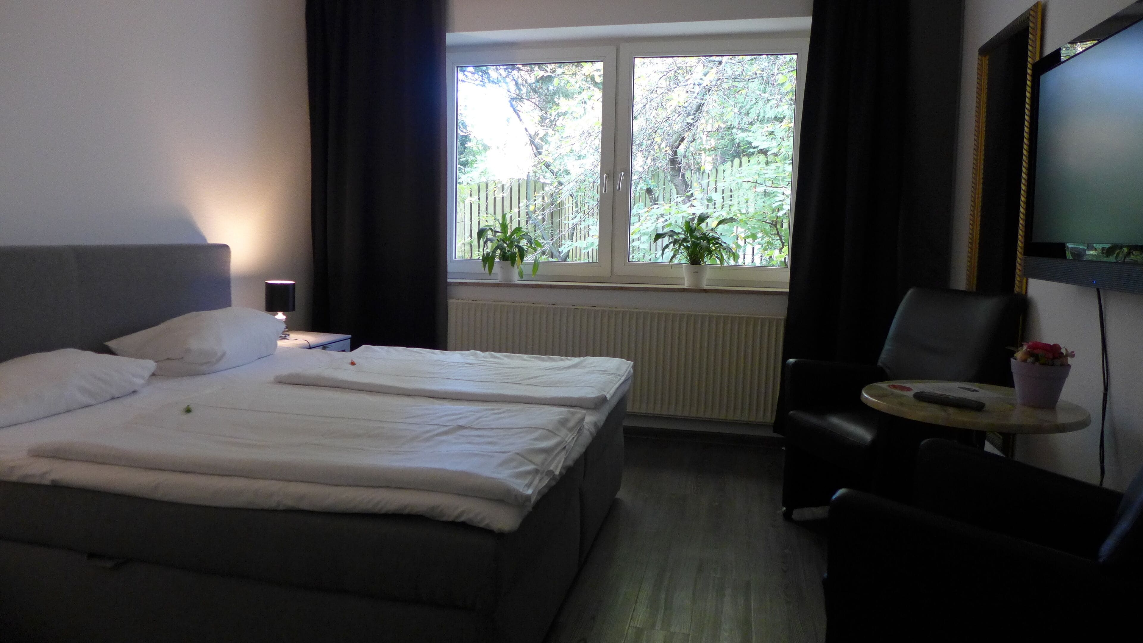 Chambre Simple Confort, vue parc | Literie hypoallergénique, bureau