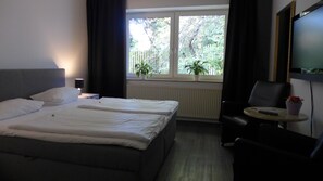 舒适单人房, 公园景观 | 防过敏的被褥、办公桌、笔记本电脑工作区、遮光窗帘