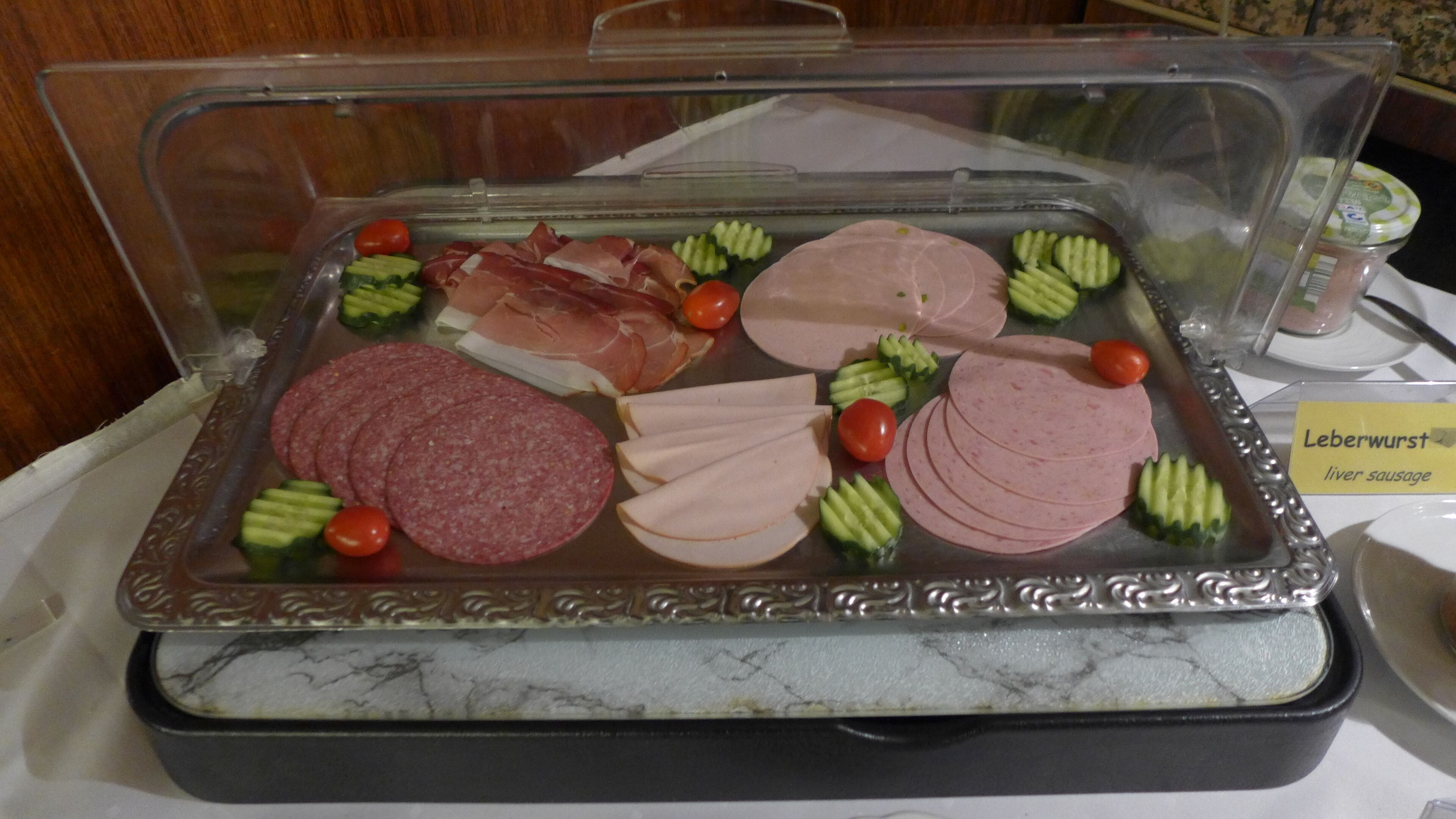 Eine Vitrine mit verschiedenen Sorten Aufschnitt und Gemüse.