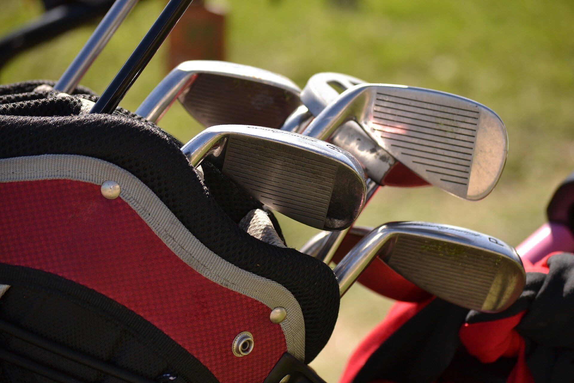 Primer plano de un bolso de golf con varios palos.