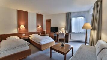 Comfort Double Room ((3 Stars)) | In-room safe, desk, soundproofing, rollaway beds