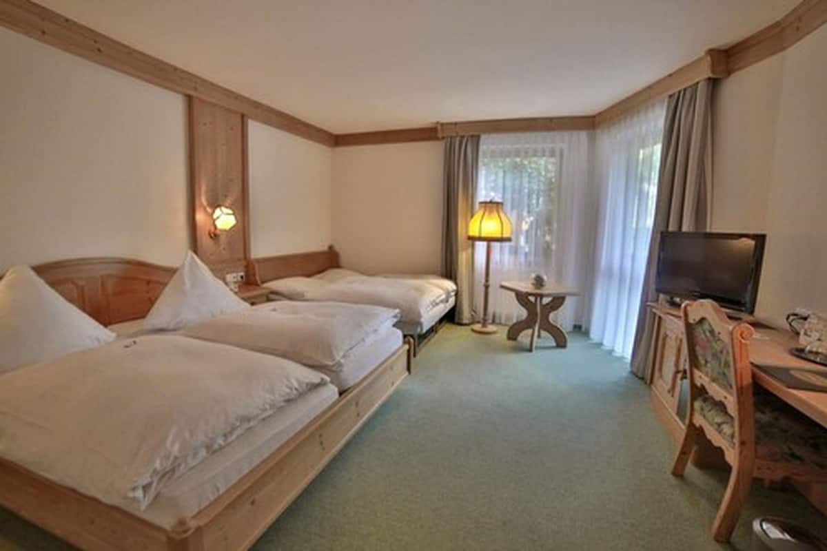 comfort double room ((3 stars)) | in-room safe, desk, soundproofing, rollaway beds