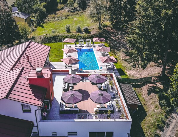 Piscine couverte, piscine extérieure (ouverte en saison)