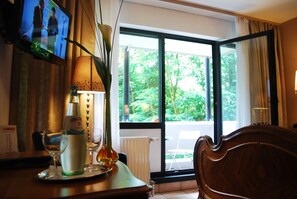 Comfort-Doppel- oder -Zweibettzimmer | Hochwertige Bettwaren, Minibar, Zimmersafe, individuell dekoriert